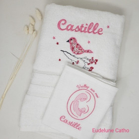 duo de naissance d'une serviette éponge associée au lange bébé