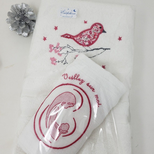 duo de naissance d'une serviette éponge associée au lange bébé