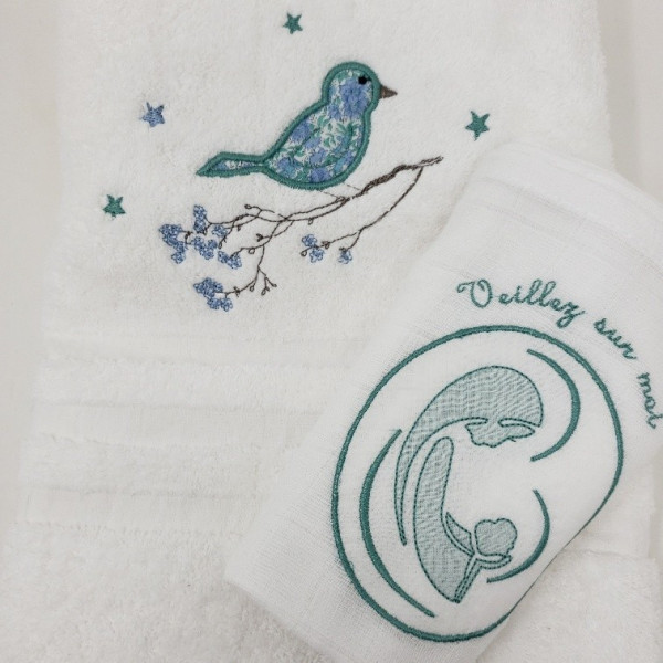 duo de naissance d'une serviette éponge associée au lange bébé