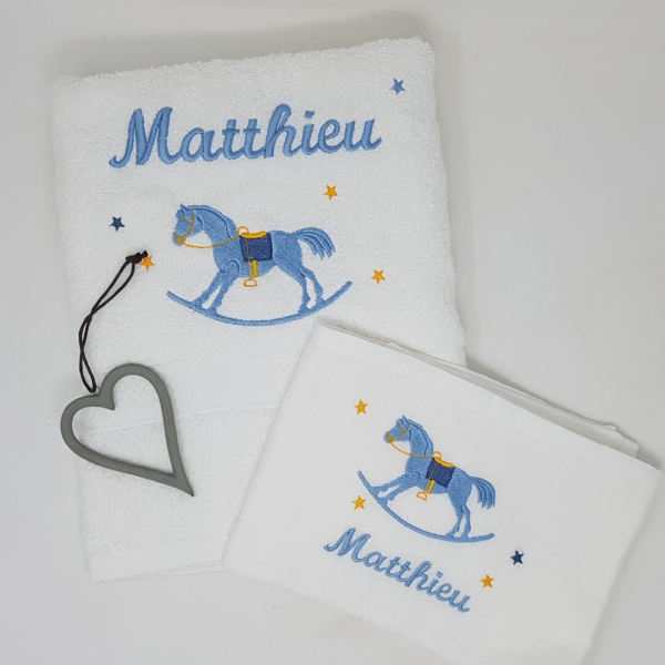 duo de naissance d'une serviette éponge associée au lange bébé