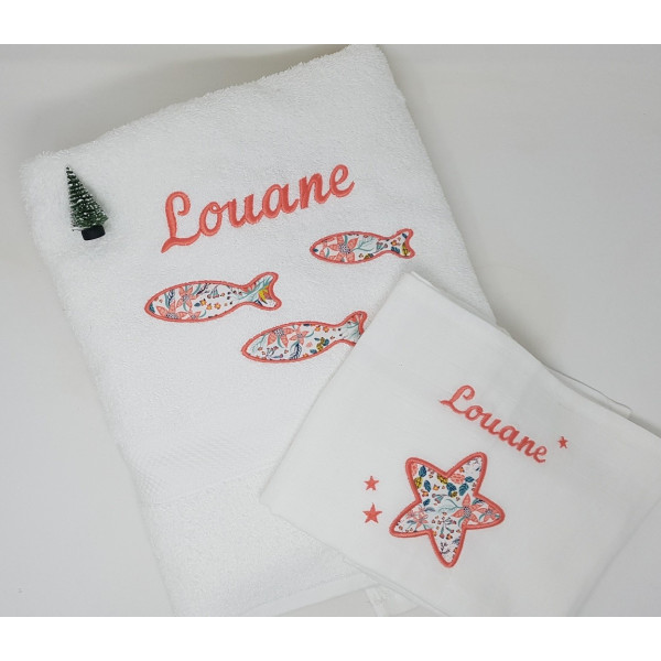 duo de naissance d'une serviette éponge associée au lange bébé