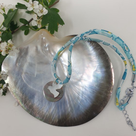 Collier Esprit Saint colombe blanche sur nacre fumée pour jeune fille