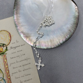 Collier religieux avec une belle croix nacre sertie plaqué or