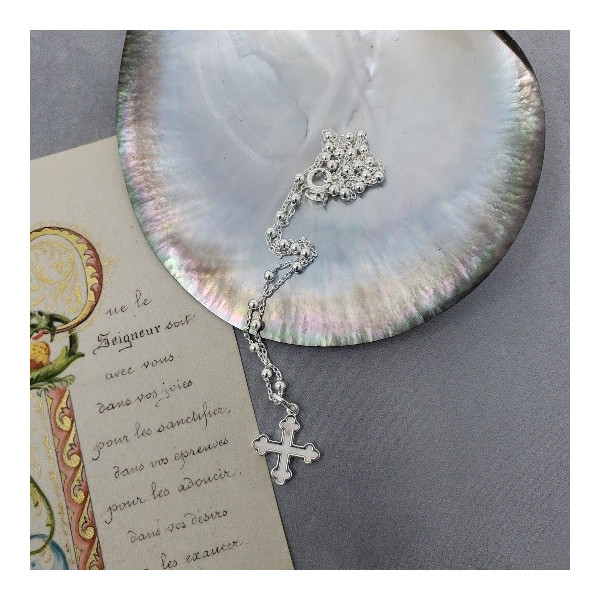 Collier religieux avec une belle croix nacre sertie plaqué or