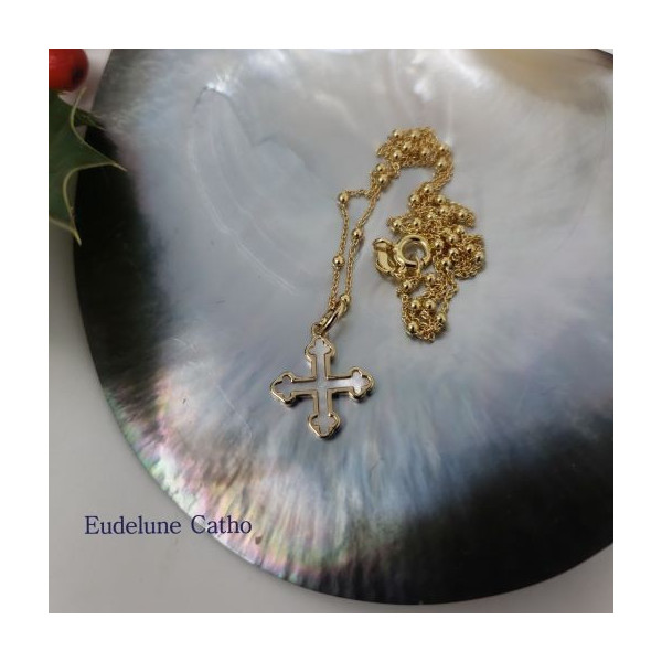 Collier religieux avec une belle croix nacre sertie plaqué or
