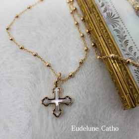 Collier religieux avec une belle croix nacre sertie plaqué or