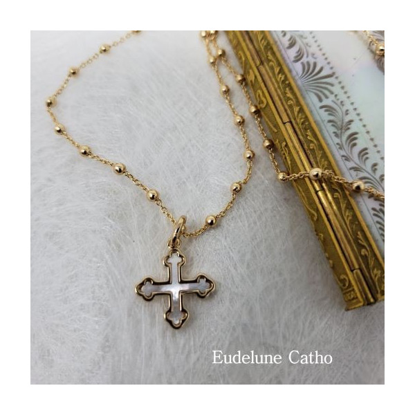 Collier religieux avec une belle croix nacre sertie plaqué or
