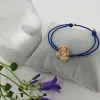 Bracelet religieux d'une médaille vierge à l'enfant sur cordon solide