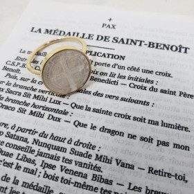 Bague de la croix de Saint benoit en nacre sertie et sa prière