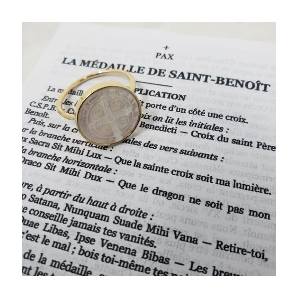 Bague de la croix de Saint benoit en nacre sertie et sa prière