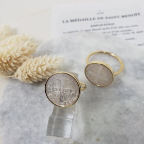 Bague de la croix de Saint benoit en nacre sertie et sa prière