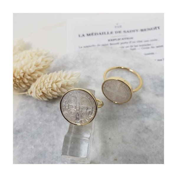 Bague de la croix de Saint benoit en nacre sertie et sa prière