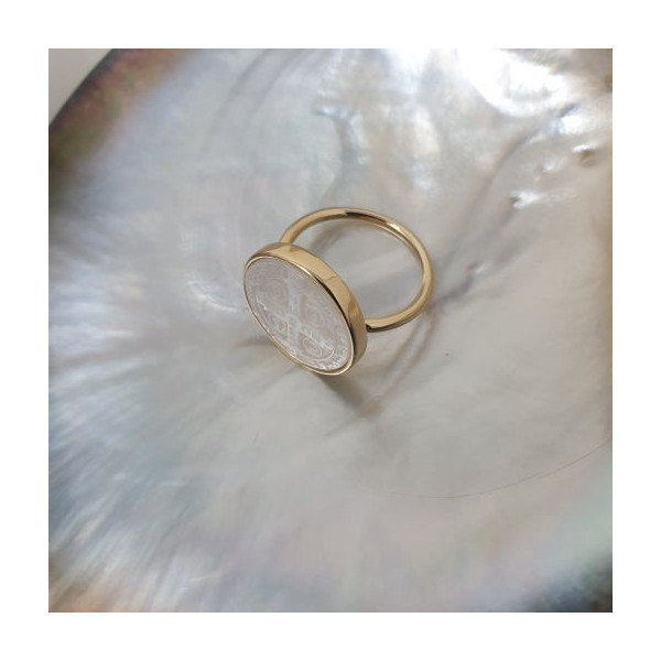 Bague de la croix de Saint benoit en nacre sertie et sa prière