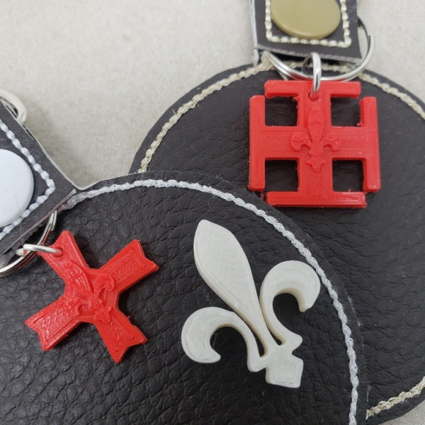 Porte-clés Médaillon en simili cuir brodé avec insigne 3D scout au dos