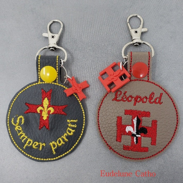 Porte-clés Médaillon en simili cuir brodé avec insigne 3D scout au dos