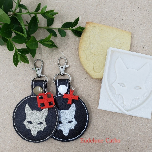 Porte-clés Médaillon en simili cuir brodé avec insigne 3D scout au dos