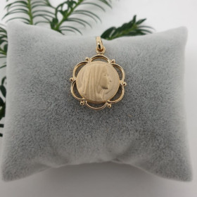 Collier religieux avec une médaille de la Vierge Marie fleurie