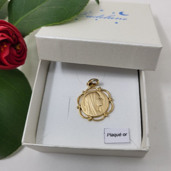 Collier religieux avec une médaille de la Vierge Marie fleurie