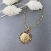 Collier religieux avec une médaille de la Vierge Marie fleurie