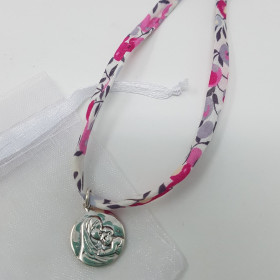 collier religieux avec une médaille de la vierge à l'enfant