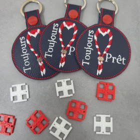 Porte-clés Médaillon en simili cuir brodé avec insigne 3D scout au dos