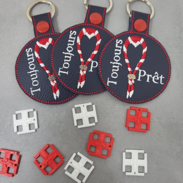 Porte-clés Médaillon en simili cuir brodé avec insigne 3D scout au dos