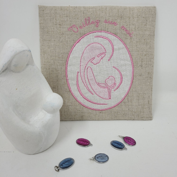 Cadre religieux en lin brodé d'une Vierge Marie à l'Enfant Jésus