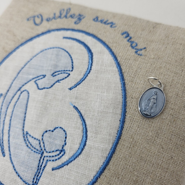 Cadre religieux en lin brodé d'une Vierge Marie à l'Enfant Jésus