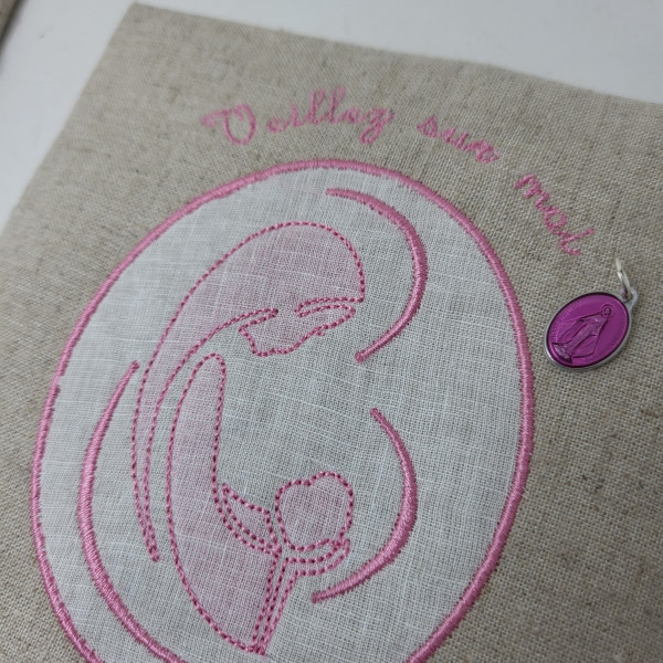 Cadre religieux en lin brodé d'une Vierge Marie à l'Enfant Jésus