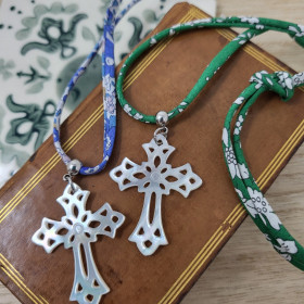 Collier grande croix en nacre ajourée à porter sautoir ou ras cou