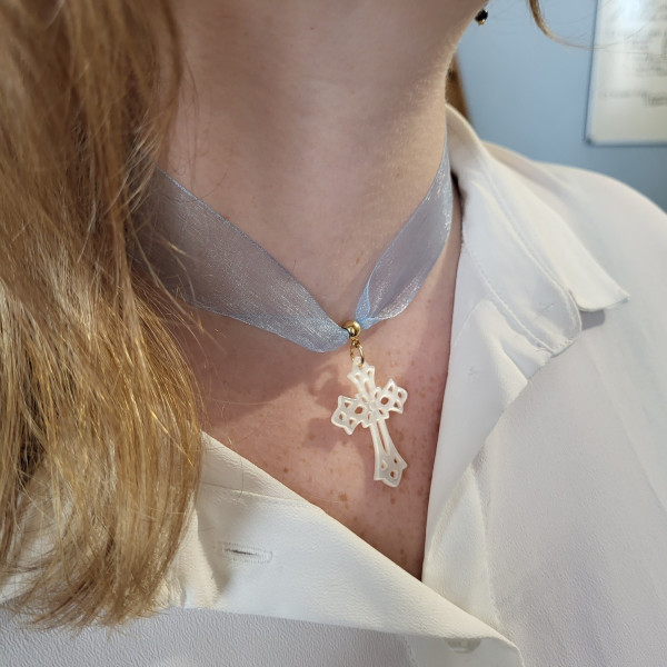 Collier grande croix en nacre ajourée à porter sautoir ou ras cou