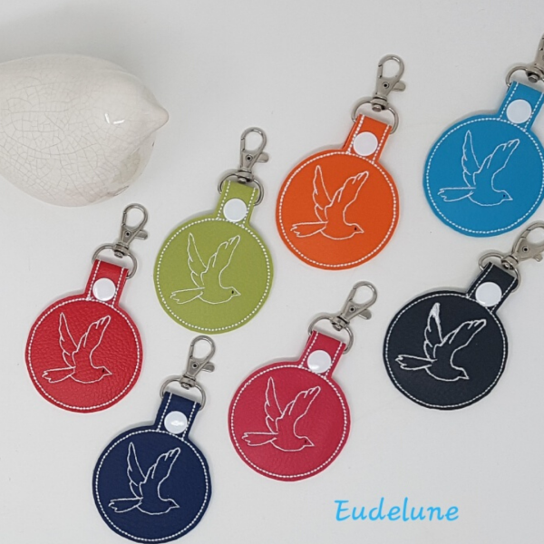 Médaillon en simili cuir porte clés religieux brodé personnalisé