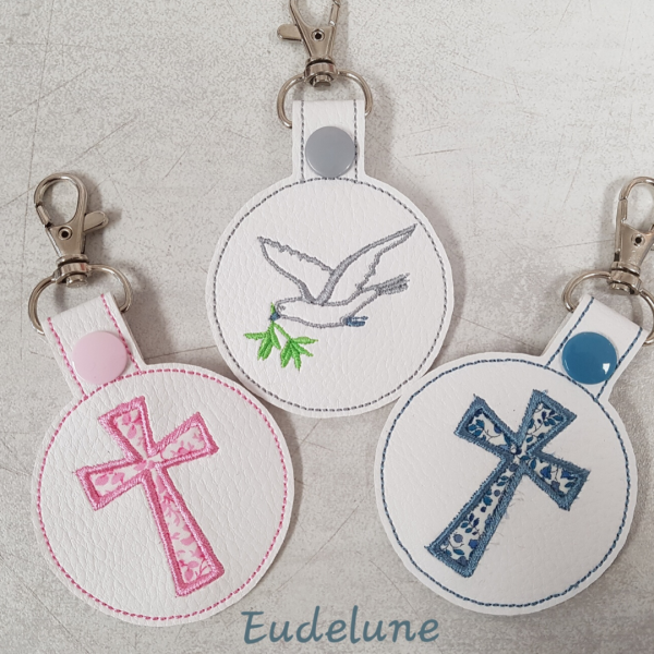 Médaillon en simili cuir porte clés religieux brodé personnalisé