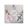 Médaillon en simili cuir porte clés religieux brodé personnalisé