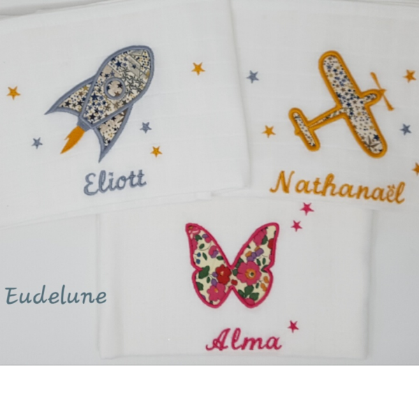 duo de naissance d'une serviette éponge associée au lange bébé