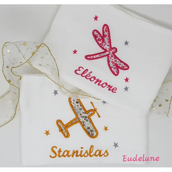 duo de naissance d'une serviette éponge associée au lange bébé