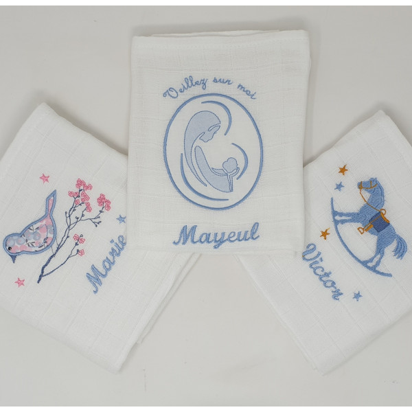 duo de naissance d'une serviette éponge associée au lange bébé