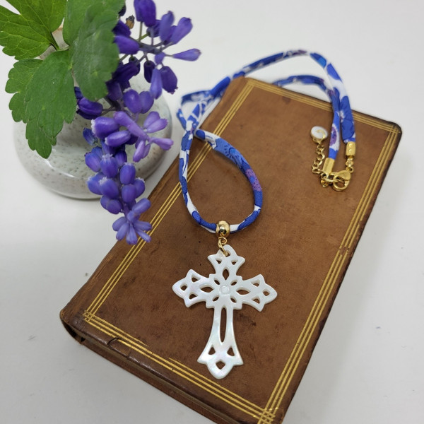 Collier grande croix en nacre ajourée à porter sautoir ou ras cou