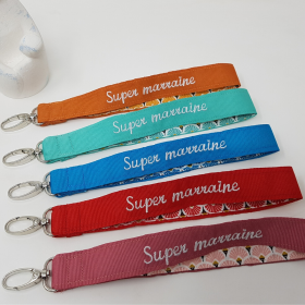 Porte-clés ruban brodé d'un message et doublé d'un tissu