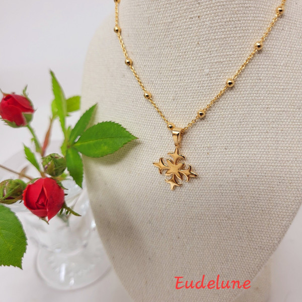 Collier plaqué or d'un croix au lys montée sur chaine boule