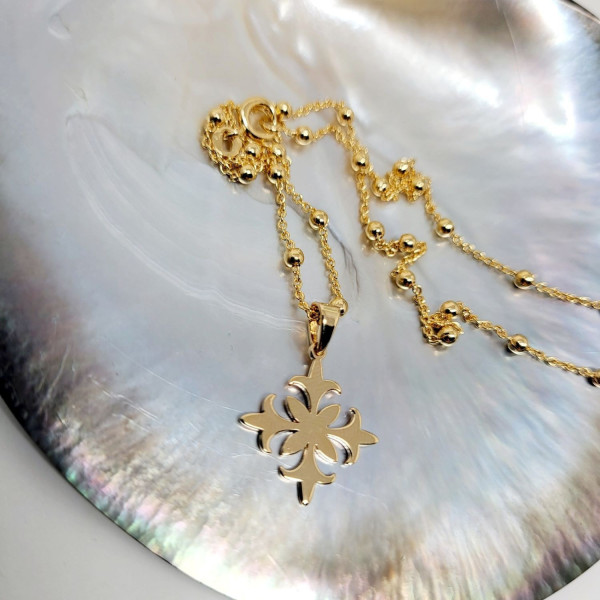 Collier plaqué or d'un croix au lys montée sur chaine boule