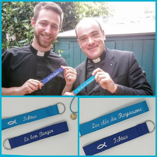 Porte-clés ruban brodé d'un message et doublé d'un tissu