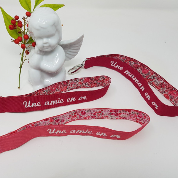 Porte-clés ruban brodé d'un message et doublé d'un tissu