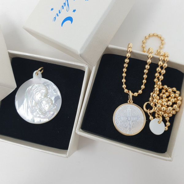 Collier religieux d'une grande vierge à l'enfant nacre sur chaine