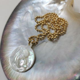Collier religieux d'une grande vierge à l'enfant nacre sur chaine