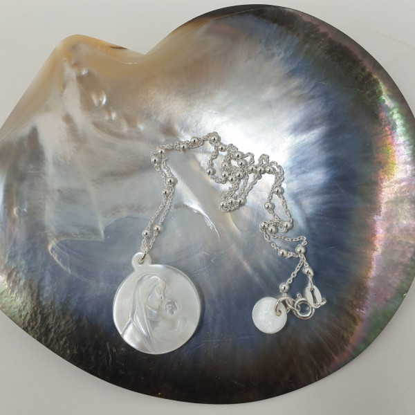 Collier religieux d'une vierge à l'enfant nacre sur chaine chapelet