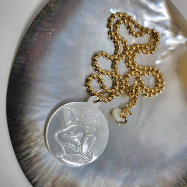 Collier Médaille Ange Saint Raphaël en Nacre 25 mm – Bijou Catholique