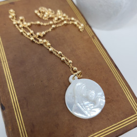 Collier religieux d'une vierge à l'enfant nacre sur chaine chapelet