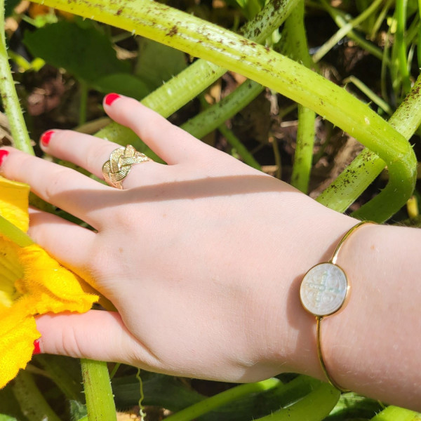 Bracelet jonc religieux de ma croix de Saint Benoit sertie nacre
