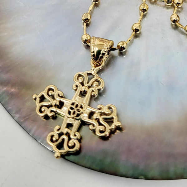 Collier religieux et chretien avec une belle croix plaque or ajourée